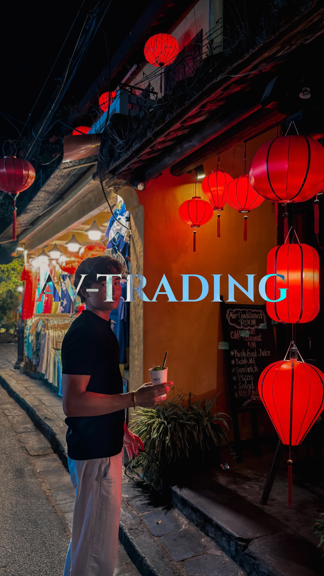 Anthony Vo in einer beleuchteten Gasse mit roten Lampions und AV Trading Logo